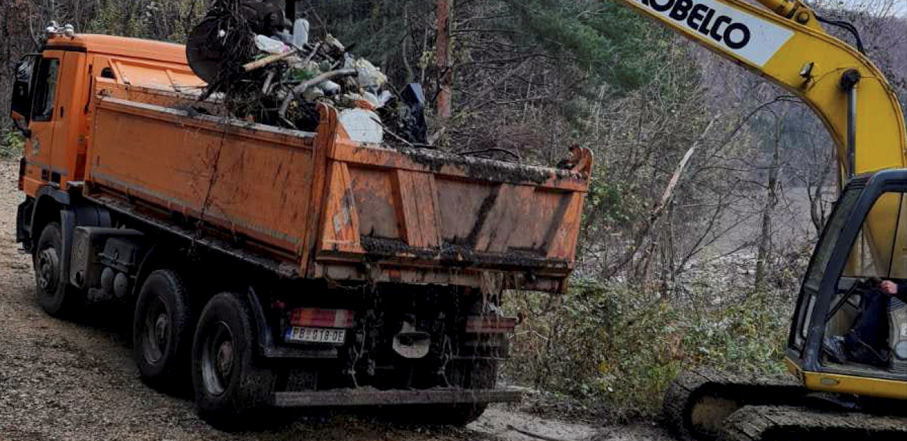 RADNIK KOMUNALNOG PAO SA KAMIONA I POGINUO Strašna tragedija kod Topole