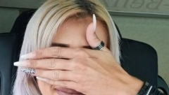 ZANEMEĆETE KAD SKLONI RUKU Oči ove devojke su NESTVARNE, takvu boju još niste videli (VIDEO)