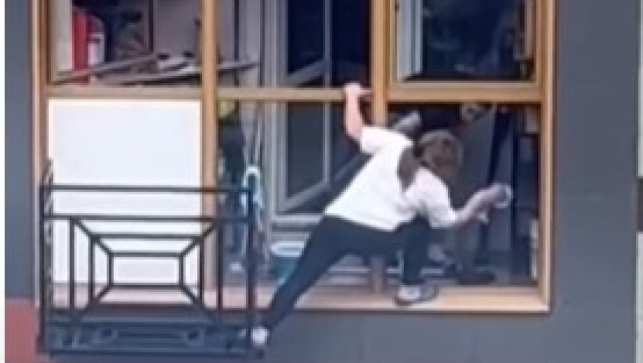 ŽENA IZAŠLA NA PROZOR, PA PRESTRAVILA ČITAVU ZGRADU Ni u ludilu ne perite prozore ovako! (VIDEO)