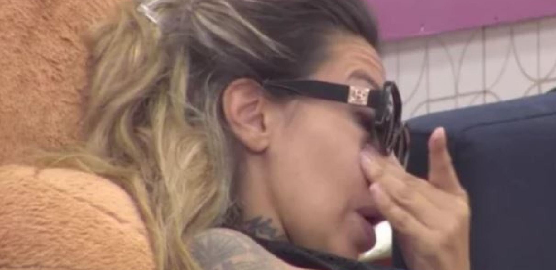 ANELI TRAŽI LEKOVE ZA SMIRENJE Jedva stoji na nogama, cimeri se okupili oko nje