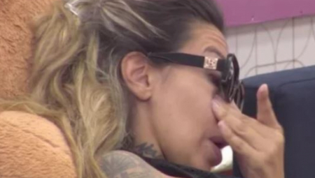 ANELI TRAŽI LEKOVE ZA SMIRENJE Jedva stoji na nogama, cimeri se okupili oko nje