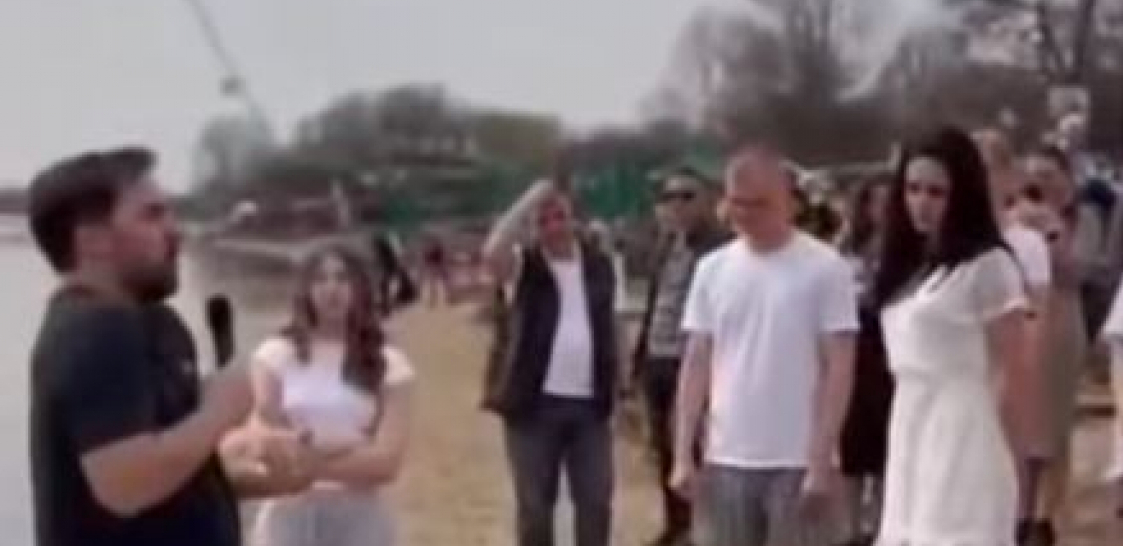 "SVETI SAVO I SVI SVECI, OPROSTITE MU JER NE ZNAJU ŠTA RADE" Oglasio se otac Predrag zbog stranca koji na Adi "krštava ljude" u šortsu i papučama