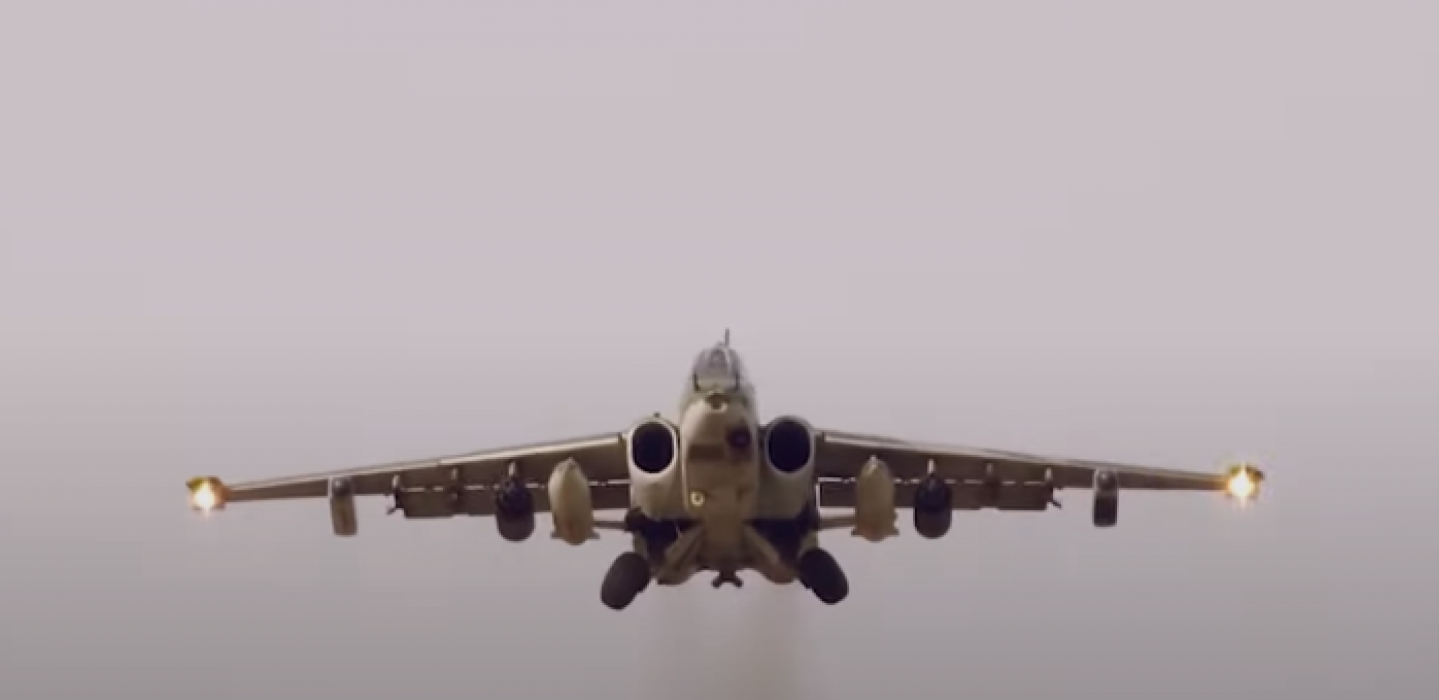 MOĆNI LETEĆI "TENK" SU-25 ODLETEO U VAZDUH Evo kako je uništen dragoceni avion u Ukrajini (VIDEO)