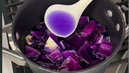 MAMA TVRDI DA JE OVAKO SAZNALA POL BEBE Pomešala crveni kupus i još nešto - ljudi se pitaju da li je istina! (VIDEO)