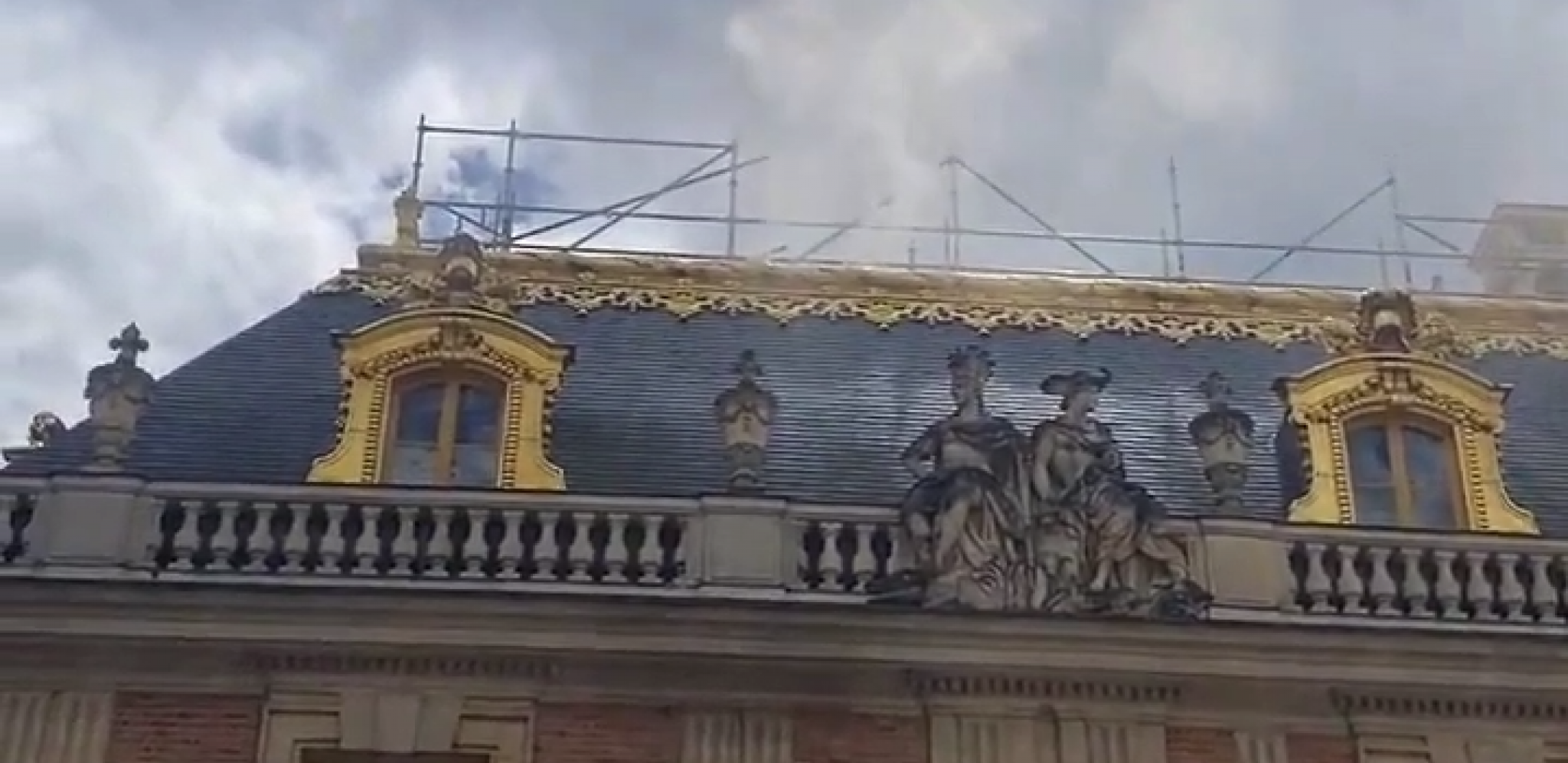 GORI KULTURNO BLAGO FRANCUSKE Izbio požar u Versajskom dvorcu, stotine posetilaca hitno evakuisano (VIDEO)