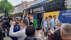 DOČEK "ORLOVA" U AUGZBURGU Srbi napravili ludnicu ispred hotela, ovacije za fudbalere i Piksija