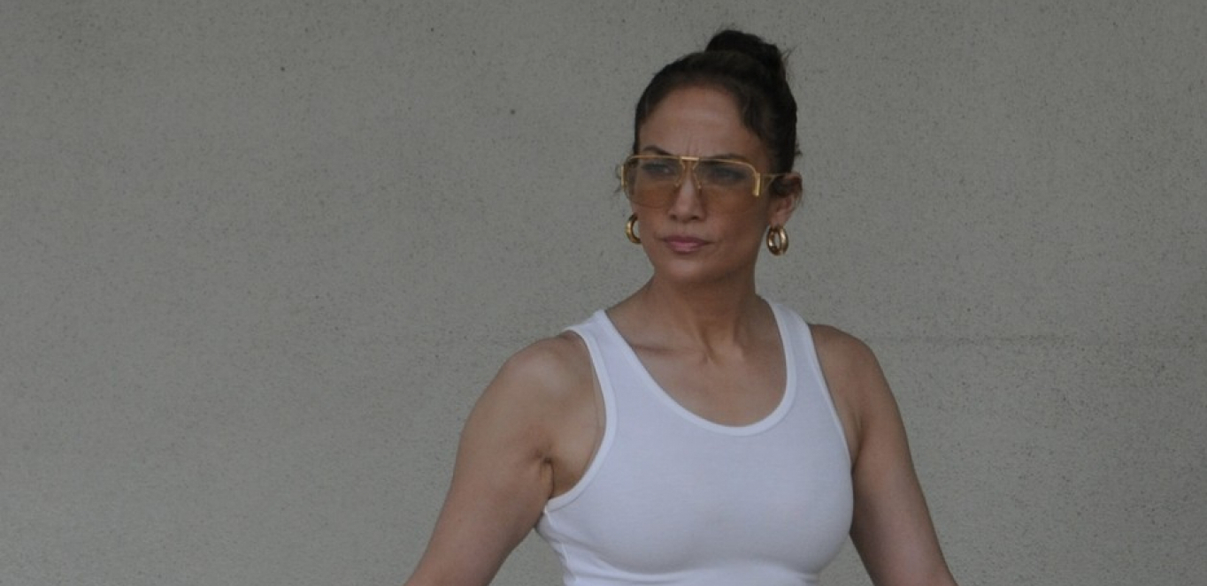 SKRIVAJU SVE NEDOSTATKE Dženifer Lopez prošetala u najmodernijim pantalonama sezone koje koštaju 3.000 dinara