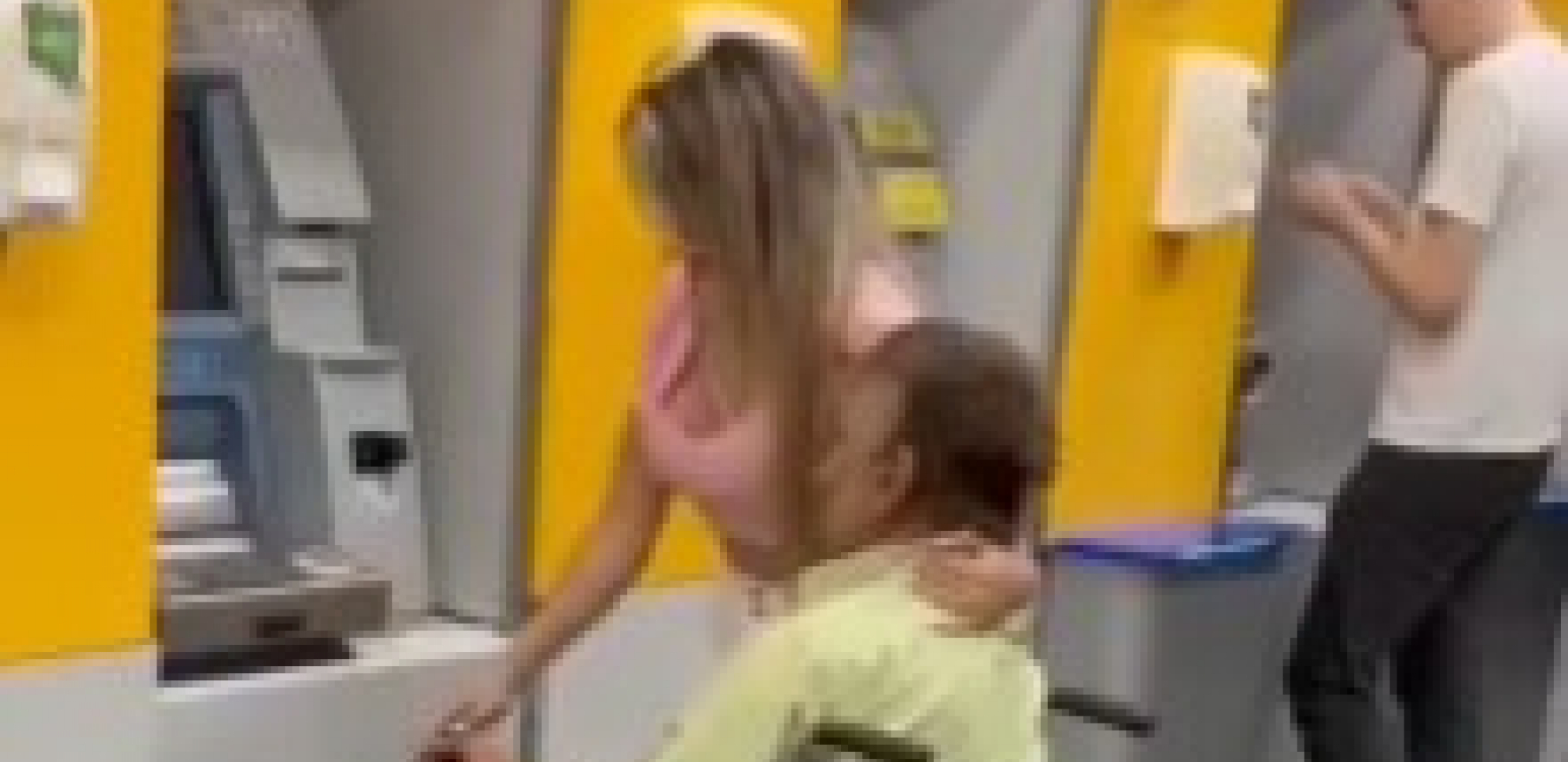 DA LI JE OVO NEŠTO NAJGORE ŠTO JE SVET VIDEO? Dovezla čoveka u kolicima do bankomata, njen postupak je razbesneo sve!