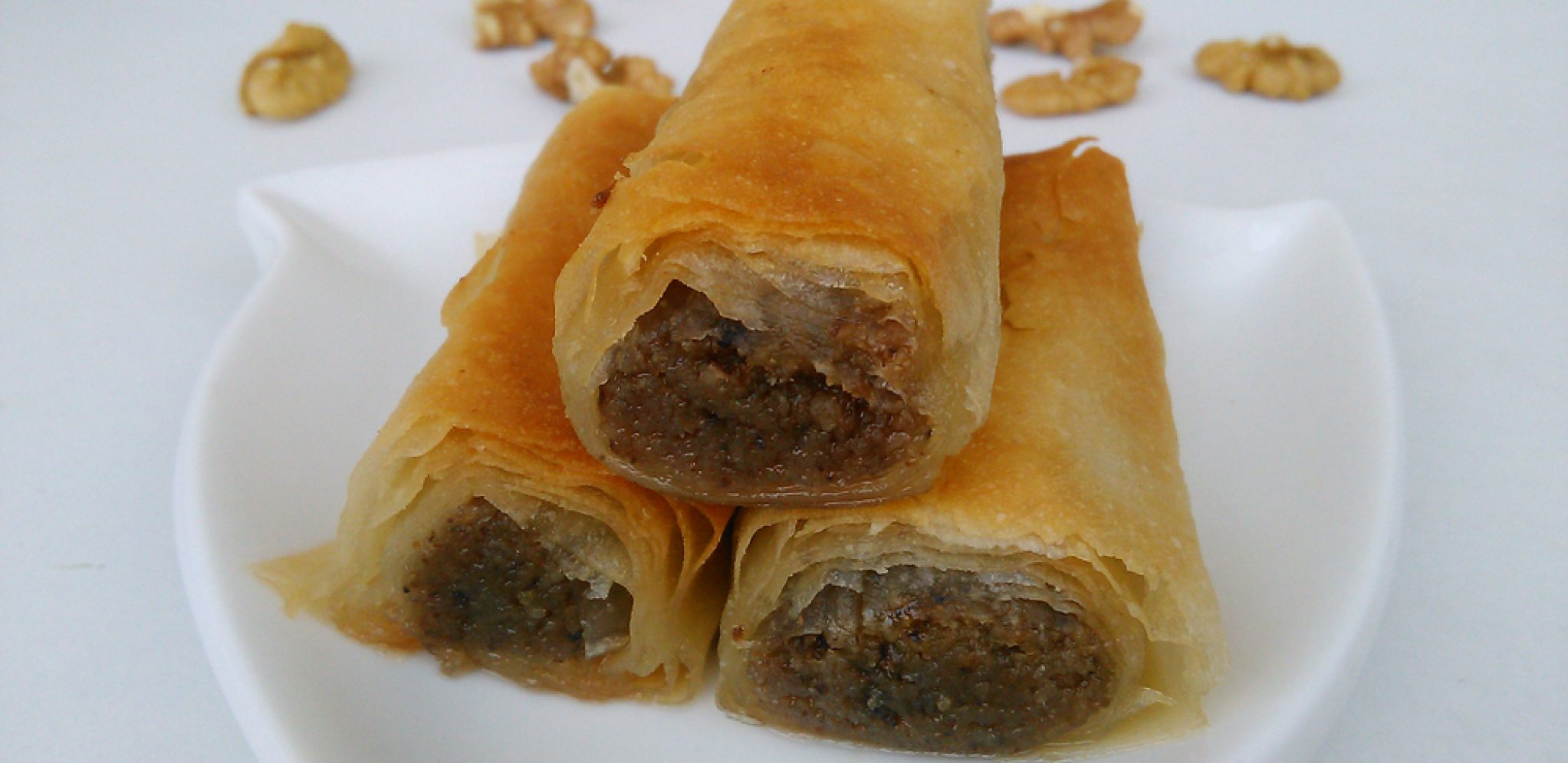 ROLOVANA BAKLAVA PRAVI RAJ ZA NEPCA Sa šljivama i orasima, posna i neodoljiva