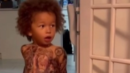 ŽELIM DA VIDIM REAKCIJU MAJKE Otac objavio snimak kako tetovira sina (4), ljudi pobesneli!