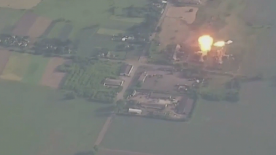 GRUNULA EKSPLOZIJA, OBLAK PREKRIO NEBO Rusi pogodili vazduhoplovnu bazu u Mirgorodu, uništen Su-27 (VIDEO)