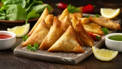 SAMOSA Indijski hrskavi specijalitet u spoju sa sočnim punjenjem, koji nestaje sa stola odmah