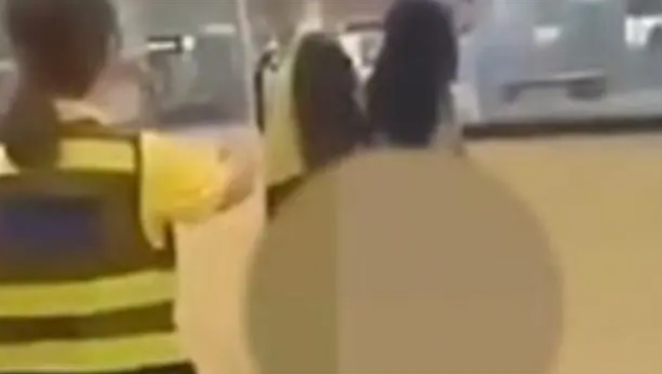 GOLA ŽENA NAPRAVILA HAOS NA AERODROMU! Prošetala pored šokiranih carinika kao od majke rođena (VIDEO)