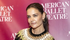 NEMA GREŠKE SA OVOM KOŠULJOM Kejti Holms pokazala kako voli da je kombinuje, njen autfit je idealan za letnje vrućine