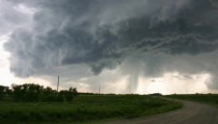 MOŽEMO OČEKIVATI ČEŠĆE SUPERĆELIJSKE OLUJE Meteorolog Jovanović: Oseća se porast ekstremnih vremenskih pojava