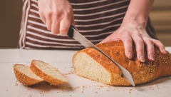 KAKO DA HLEB DUGO OSTANE SVEŽ Žena je pokazala gde ga čuva i kaže da se ne osuši 15 dana!