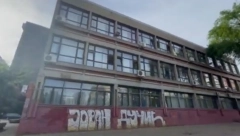 "LUPALA JE NASTAVNICI GLAVU O POD" Jezivi detalji napada majke učenika u školi na Novom Beogradu