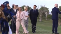 NOVI GAF AMERIČKOG PREDSEDNIKA: "Odlutao" od lidera G7, učesnici samita pokušali da ga "pokriju" (VIDEO)