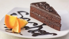 SAHER TORTA Najpoznatija austrijska čokoladna torta nastala 1832 godine, za sve svečanosti