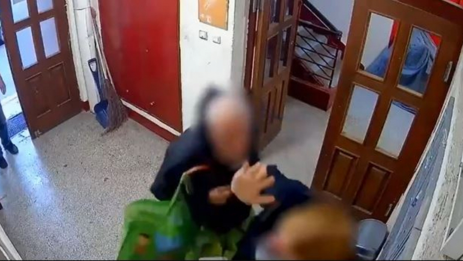 JEZIVI SNIMAK NASILJA U BEOGRADU Stariji komšija pretukao mladića u holu zgrade: Udarao ga pesnicama i štapom po glavi i telu! (VIDEO)
