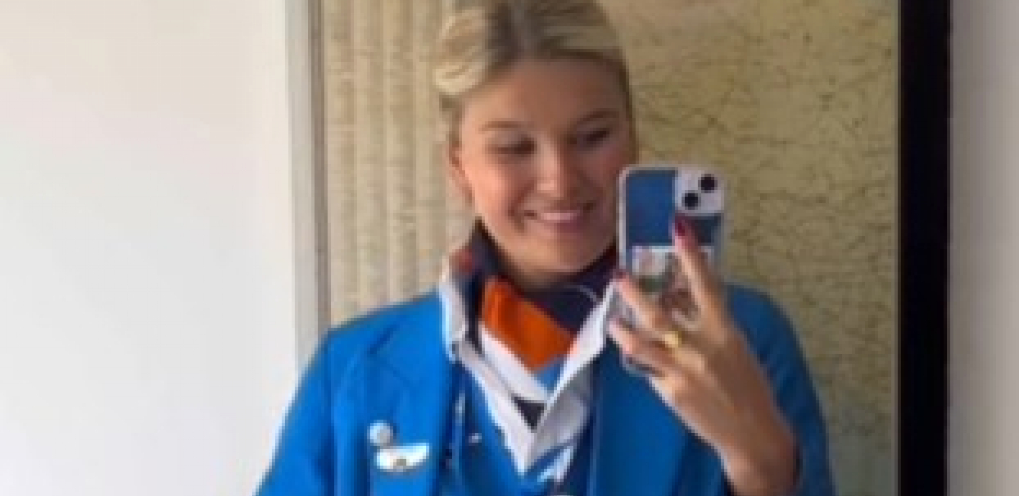 SAMO PUSTITE VODU U TUŠ KABINI Kad vidite kako ova stjuardesa pegla odeću, neće vam pasti na pamet ništa drugo!