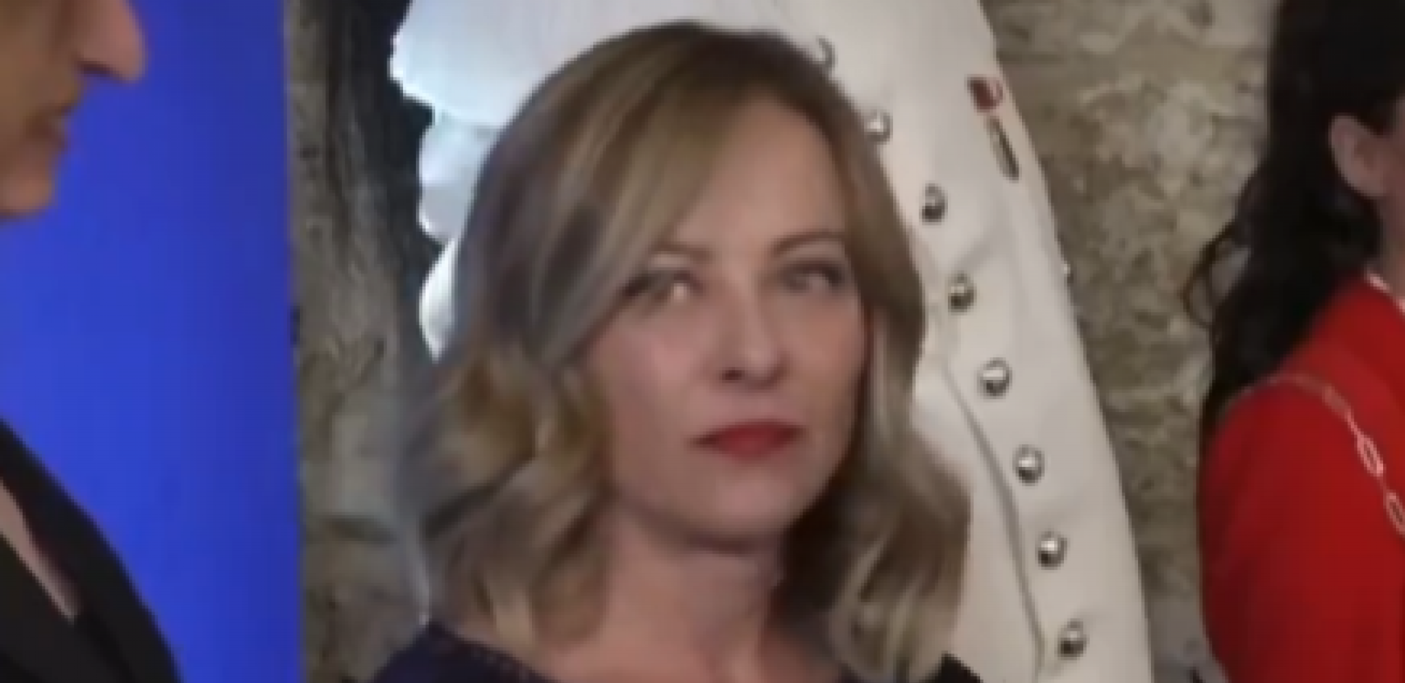 ŠOU! MAKRON PRIŠAO MELONI, POLJUBIO JE U RUKU... Njena reakcija je odmah postala HIT! (VIDEO)