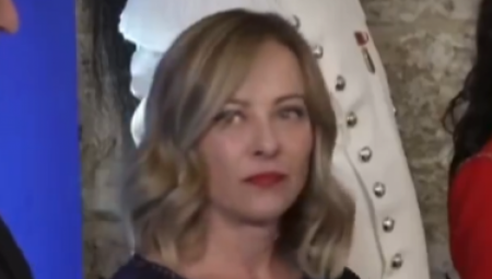 ŠOU! MAKRON PRIŠAO MELONI, POLJUBIO JE U RUKU... Njena reakcija je odmah postala HIT! (VIDEO)