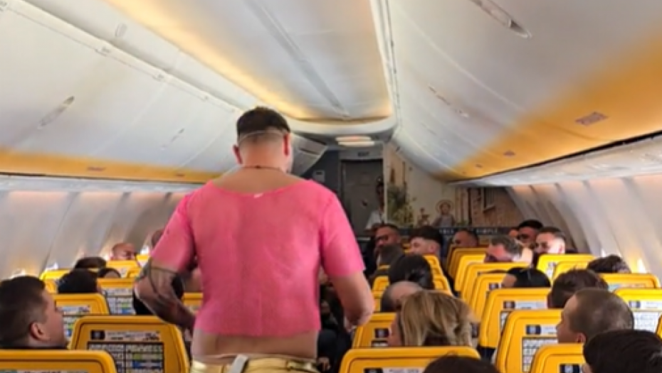 PUTNICI OSTALI U ČUDU: U avionu se pojavio MLADOŽENJA koji je svojim STAJLINGOM izazvao haos (VIDEO)