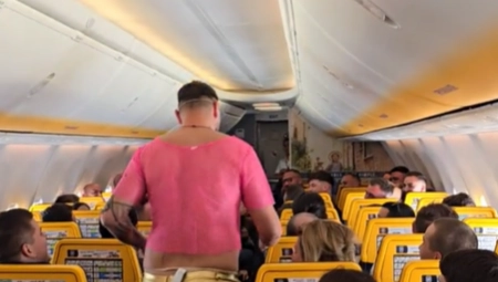 PUTNICI OSTALI U ČUDU: U avionu se pojavio MLADOŽENJA koji je svojim STAJLINGOM izazvao haos (VIDEO)