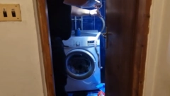 VLADICA IZVUKAO ZMIJURINU, SAKRILA SE IZA VEŠ MAŠINE Srbi u panici posle ovog snimka (JEZIV VIDEO)