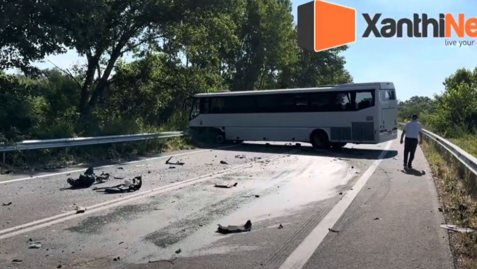 STRAVIČNA SAOBRAĆAJNA NESREĆA U GRČKOJ Sudarili se automobil i autobus, četvoro mrtvih! (VIDEO)