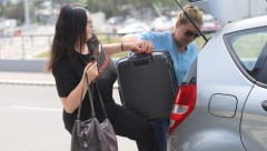 JANA SAMA VUČE DVA KOFERA, ĆERKA NIJE DOŠLA PO NJU Sačekali smo pevačicu na aerodromu, javno priznala šta zamera naslednici