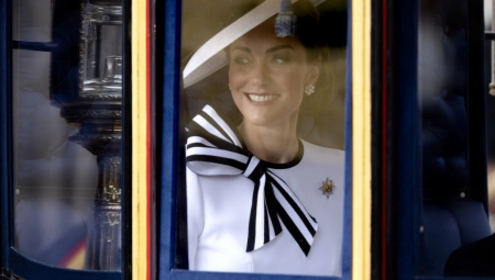 "NA BALKONU NIJE BILA KEJT MIDLTON, VEĆ HOLOGRAM" Strašne teorije zavere na račun buduće kraljice, haos u Britaniji: "Pogledajte joj lice"