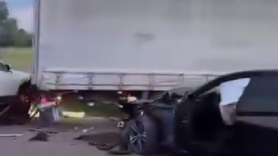 "BMW" UDARIO U KAMION Saobraćajna nesreća na Pančevačkom mostu (VIDEO)