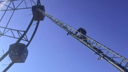 PANORAMSKI TOČAK STAO ZBOG NESTANKA STRUJE Drama u Rusiji (FOTO)