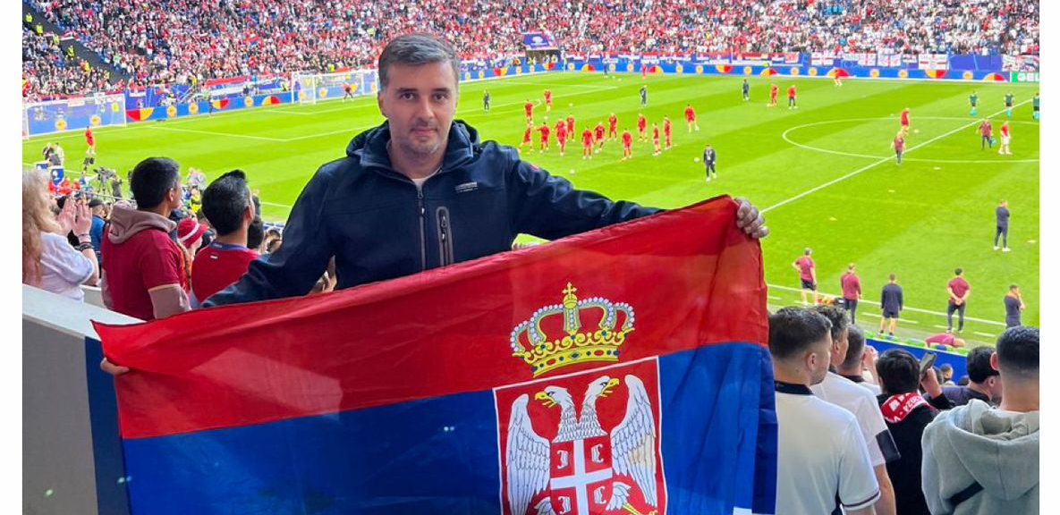 BRIGA NJEGA ZA IZBORE Savo okrenuo srpsku zastavu naopako i uživa u Nemačkoj za sve Rokfelerove pare! (FOTO)
