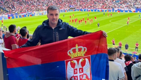 BRIGA NJEGA ZA IZBORE Savo okrenuo srpsku zastavu naopako i uživa u Nemačkoj za sve Rokfelerove pare! (FOTO)