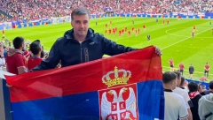 BRIGA NJEGA ZA IZBORE Savo okrenuo srpsku zastavu naopako i uživa u Nemačkoj za sve Rokfelerove pare! (FOTO)