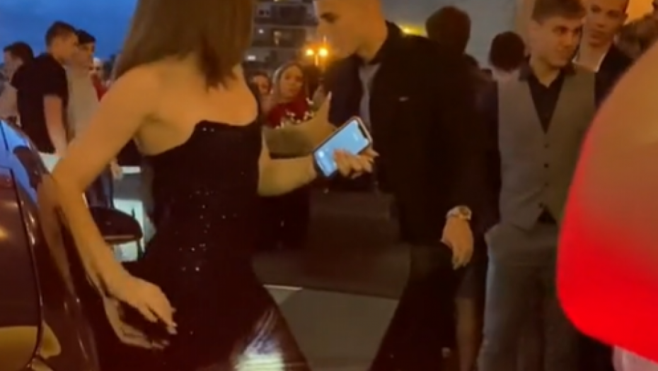 KAKAV DŽENTLMEN! Snimak maturanata raspametio sve, ono što je ovaj momak uradio devojci je PRAVA RETKOST (VIDEO)