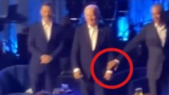 ŠTA SE OVO DESILO SA BAJDENOM? Neverovatan snimak se širi mrežama (VIDEO)