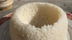 TRI POTEZA I JELO JE SERVIRANO KAO U FENSI RESTORANU Obavezno probajte ovaj TRIK sa PIRINČEM na tanjiru (VIDEO)