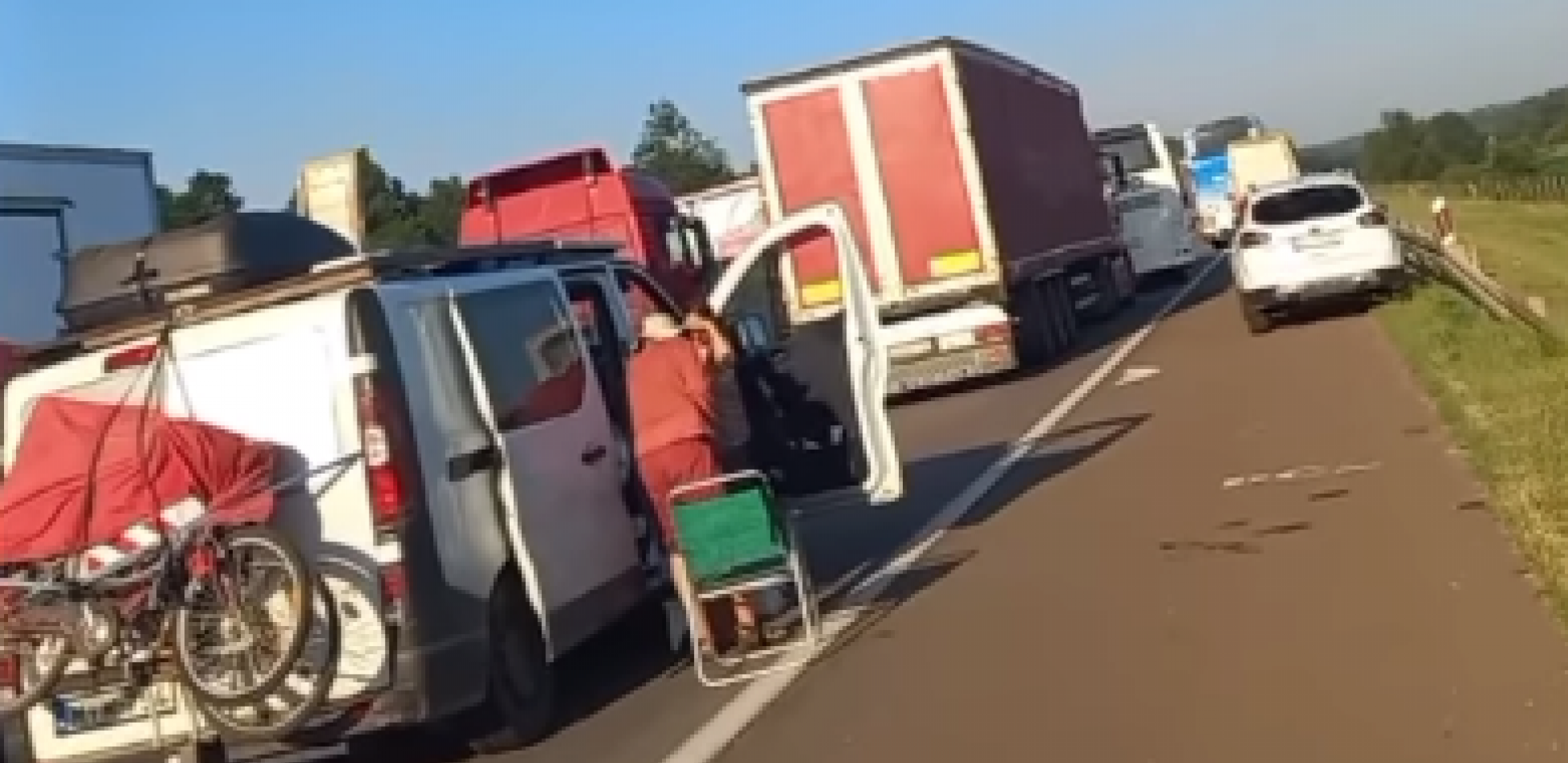KATASTROFA NA AUTO-PUTU NIŠ - BEOGRAD! Prevrnuo se šleper i zauzeo sve tri trake, KOLONE KILOMETARSKE! (VIDEO)