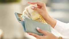 NOVA POMOĆ DRŽAVE U IZNOSU OD 5.000 EVRA Za svaki kupljeni električni automobil građani će dobiti novac, a evo kako sada do subvencije