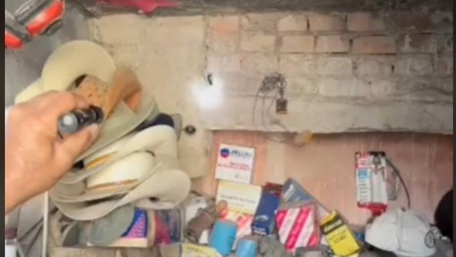 SREĐIVALA JE KUĆU, ALI JE IMALA OSEĆAJ DA JE NEKO POSMATRA Kada je ugledala rupu u zidu, zaledila joj se krv u žilama! (VIDEO)