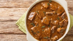 GULAŠ SA PIVOM ZA PRAVE GURMANE Sočno jelo u aromatičnom spoju različitih ukusa