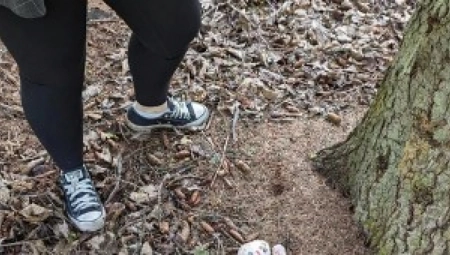 BRAČNI PAR ŠETAO ŠUMOM Pogledali u zemlju, a tamo - prizor iz najgore noćne more!