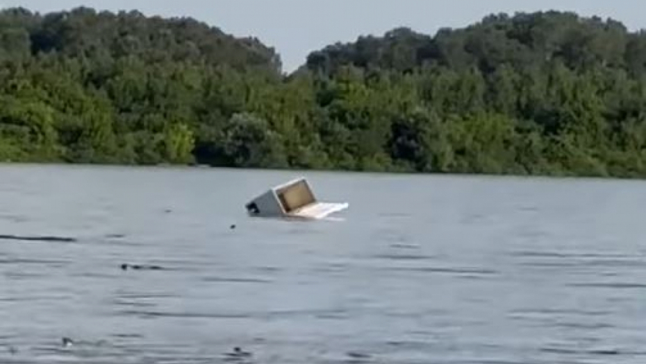 ZAMRZIVAČ SANDUČAR PLIVA DUNAVOM Šok snimak zabeležen kod Starih Banovaca (VIDEO)