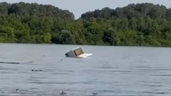 ZAMRZIVAČ SANDUČAR PLIVA DUNAVOM Šok snimak zabeležen kod Starih Banovaca (VIDEO)