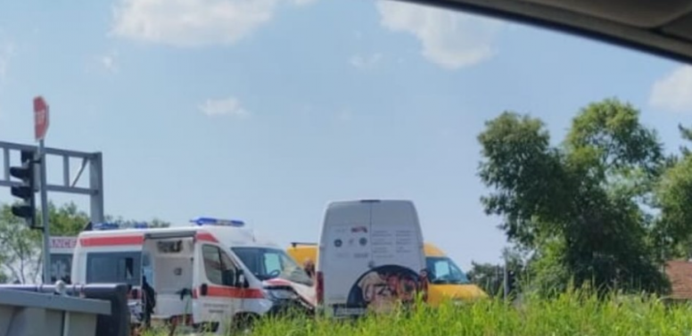 STVARAJU SE GUŽVE KA PANČEVU Sudarili se Hitna pomoć i kombi u Krnjači