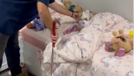 MAJKA OTKRILA OPASNU OTROVNICU U ĆERKINOM KREVETU Prizor kao iz najgore noćne more! (VIDEO)